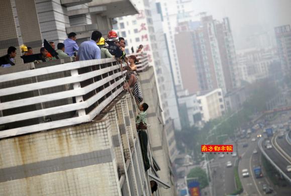 Ů�Ӹ�¥�������� Χ���߶¾Ȼ�����һ������