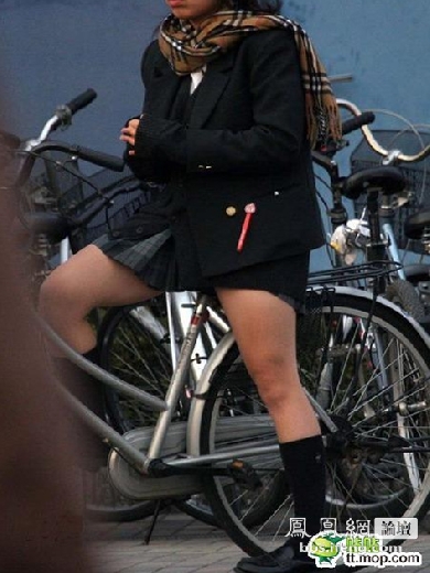 �ձ�Ů��һ����У���ͺ�Ů�� ��BС��ȹ